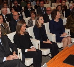 Doña Letizia en primera línea de asientos, junto a la ministra de Sanidad Servicios Sociales e Igualdad, la presidenta de la aecc, la vicepresidenta d